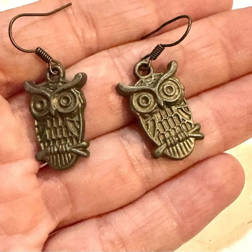 Small brass tone owl earrings - Picture 2 of 9
